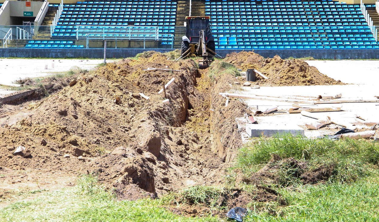 uma escavedeira trabalha no grama do estádio presidente vargas